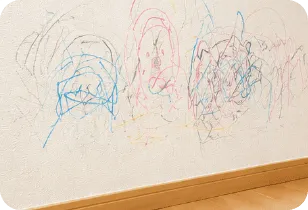 子どもの落書きによって汚れた壁紙