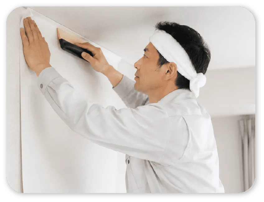 壁紙を丁寧に施工する職人